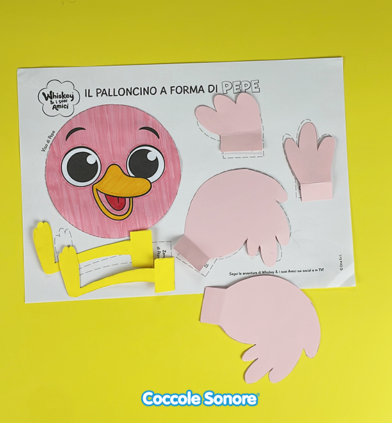 Scarichiamo il foglio guida: ricava dai cartoncini le zampine, le ali e il ciuffo di Pepe, poi coloriamo il viso con i pennarelli.