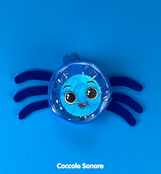 Incolliamo le zampine di feltro sopra la sagoma di gomma crepla