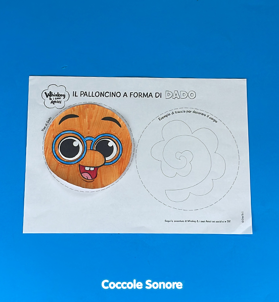 Scarichiamo il foglio guida e coloriamo il viso di Dado con i pennarelli.