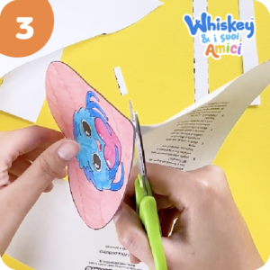 Lavoretti per bambini, ritagliare la sagoma di Whiskey il ragnetto dal foglio guida del biglietto a cuore, Whiskey e i suoi Amici