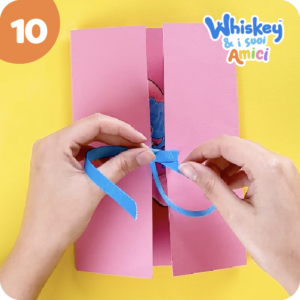 Lavoretti per bambini, passare un nastrino colorato per annodare un biglietto di auguri, Whiskey e i suoi Amici