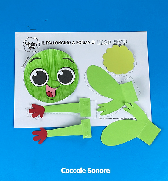 Scarichiamo il foglio guida: ricaviamo dai cartoncini le zampine, le braccia e la pancia di Hop Hop, poi coloriamo il viso con i pennarelli.