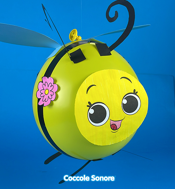 Gonfiamo il palloncino giallo e attacchiamo con il biadesivo tutti gli elementi precedentemente creati come in foto.