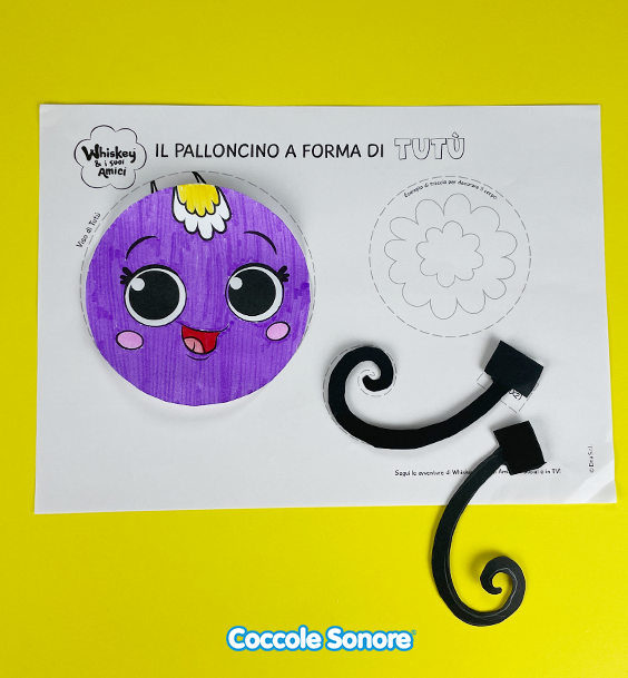 Scarichiamo il foglio guida: ricava dai cartoncini le antenne di Tutù, poi coloriamo il viso con i pennarelli.