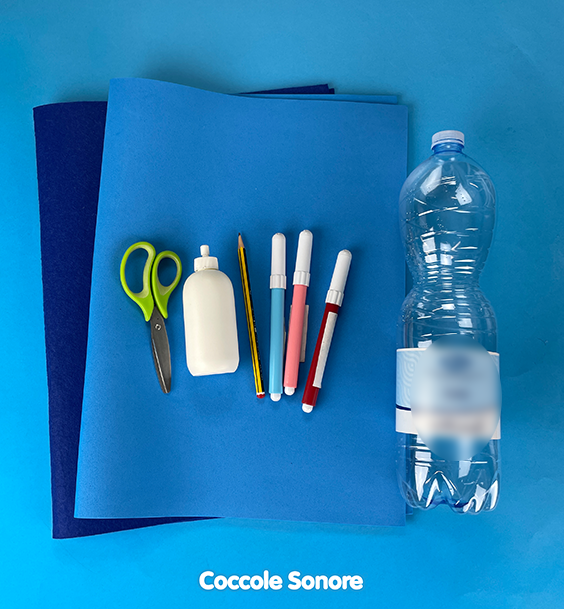 Foglio guida (clicca sul bottone in basso per scaricarlo) 1 foglio di gomma crepla azzurro (o del feltro) 1 foglio di gomma crepla blu (o del feltro) 1  bottiglia di plastica da 1,5L Forbici con la punta arrotondata Pennarelli colorati (azzurro, rosa e rosso) Colla vinilica Matita