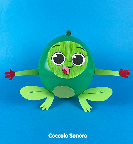 Gonfiamo il palloncino verde e attacchiamo con il biadesivo tutti gli elementi precedentemente creati.