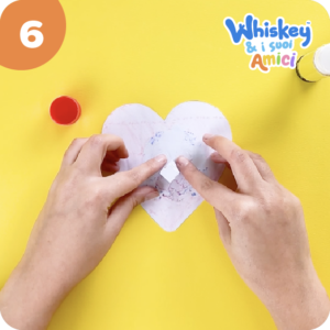 Lavoretti per bambini, incollare l'estremità di una "molla" di carta ad un foglio di carta a forma di cuore, Whiskey e i suoi Amici