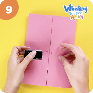 Lavoretti per bambini, praticare due fori con la perforatrice su un cartoncino colorato, Whiskey e i suoi Amici